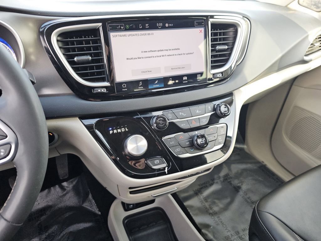 Used 2023 Chrysler Pacifica Touring-L image 31