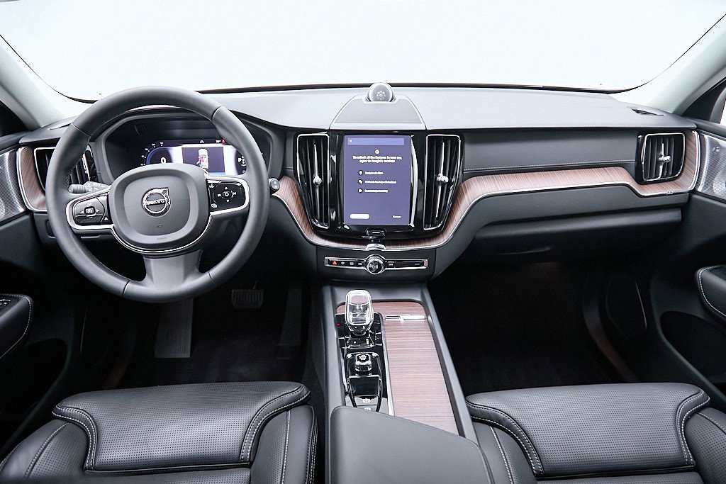Certified 2023 Volvo XC60 B6 Ultimate w/ Protection Package Premier image 24