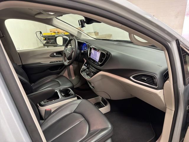 Used 2023 Chrysler Pacifica Touring-L image 20