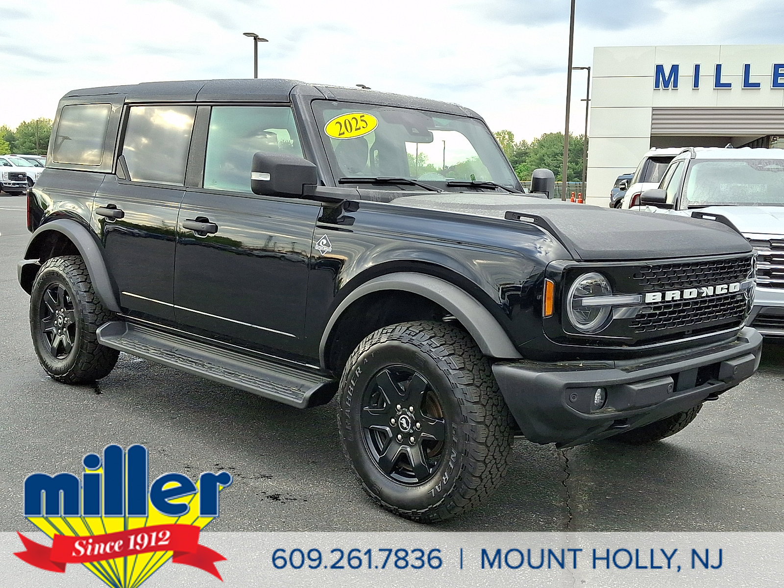 Used 2025 Ford Bronco Outer Banks AWD/4WD image 1