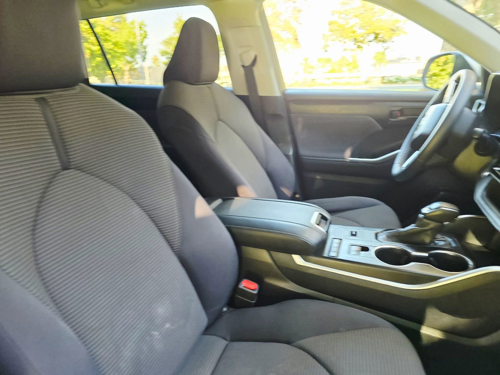 Used 2020 Toyota Highlander LE FWD image 24