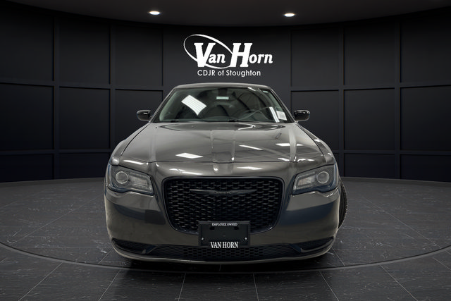 Used 2023 Chrysler 300 Touring w/ Sport Appearance Package RWD image 9
