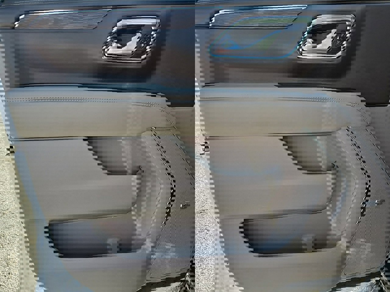 Used 2022 Chevrolet Suburban LT w/ Luxury Package image 11