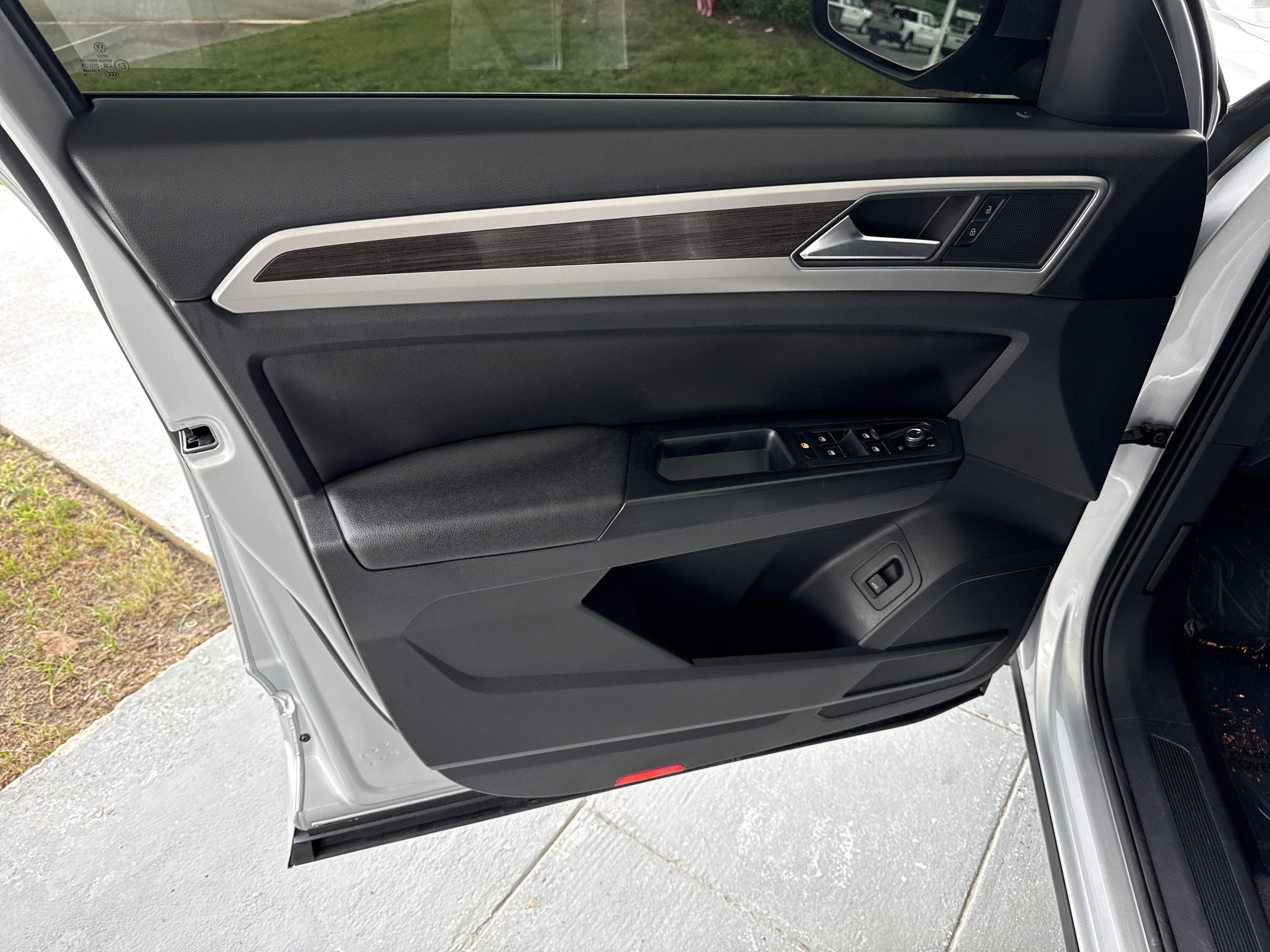 Used 2018 Volkswagen Atlas SE w/ R-Line Package FWD image 13