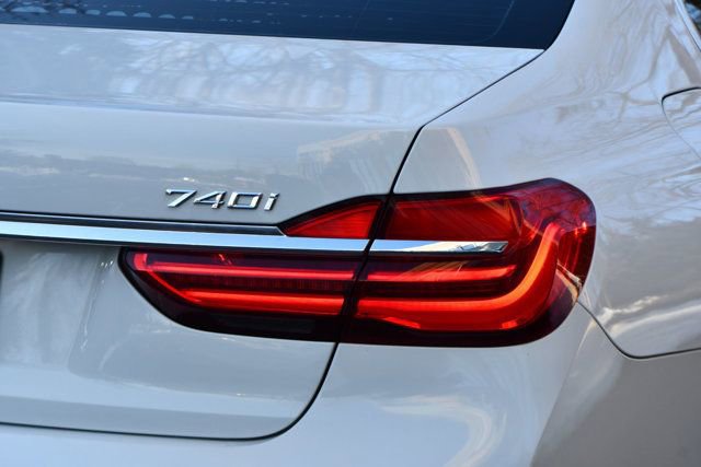 Used 2018 BMW 740i xDrive image 11