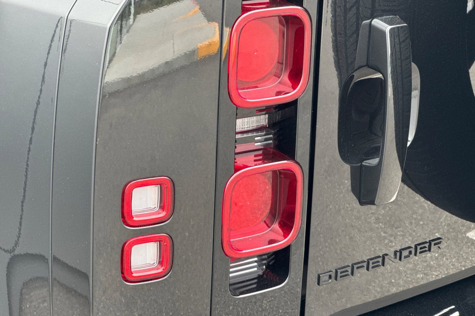 Used 2025 Land Rover Defender 110 X-Dynamic SE image 33