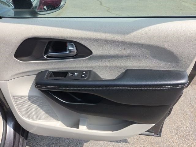 Used 2023 Chrysler Pacifica Touring-L FWD image 50
