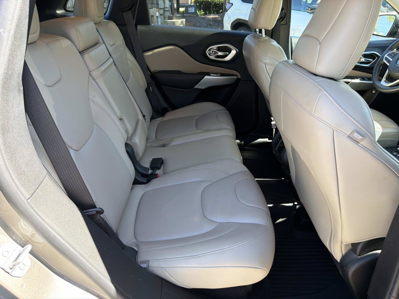 Used 2017 Jeep Cherokee Limited AWD/4WD image 16