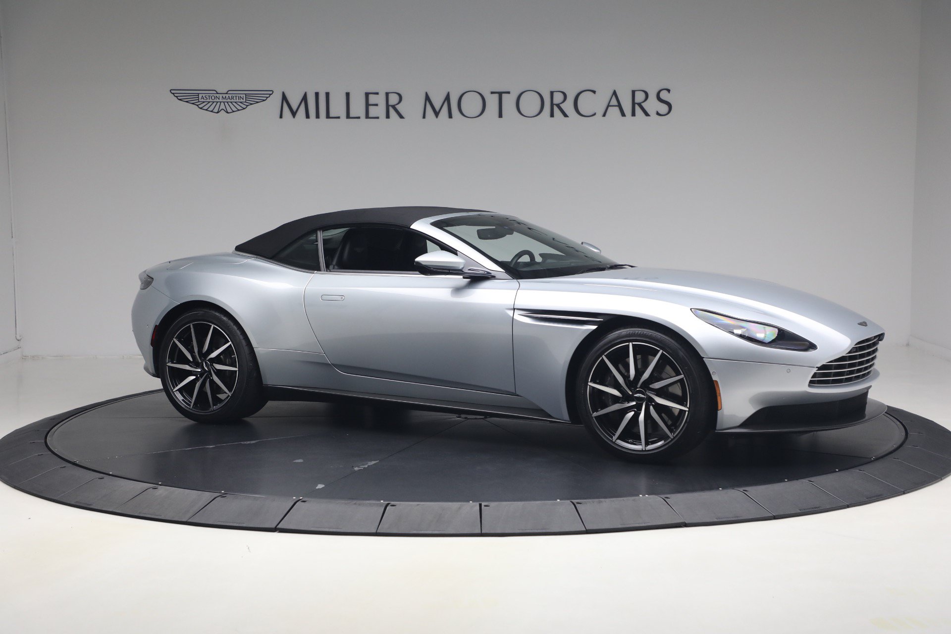 Used 2019 Aston Martin DB11 Volante RWD image 22
