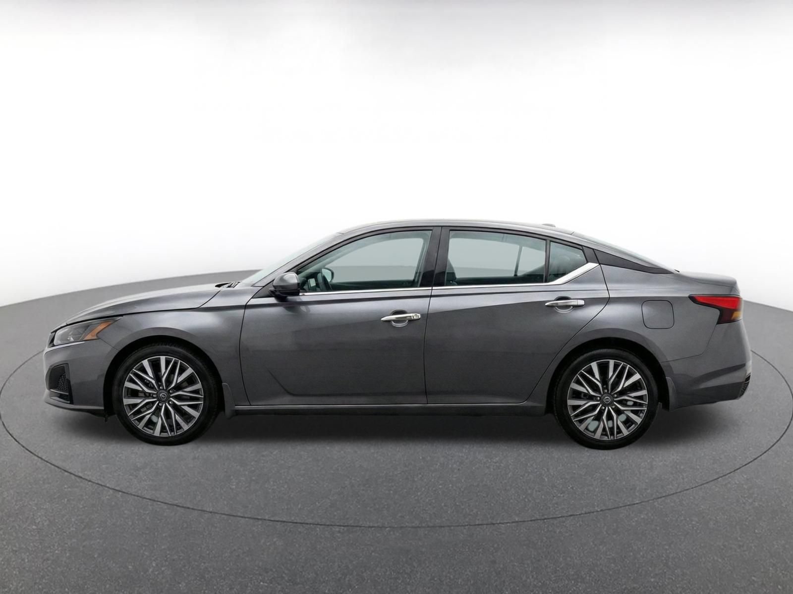 Used 2025 Nissan Altima 2.5 SV FWD image 4
