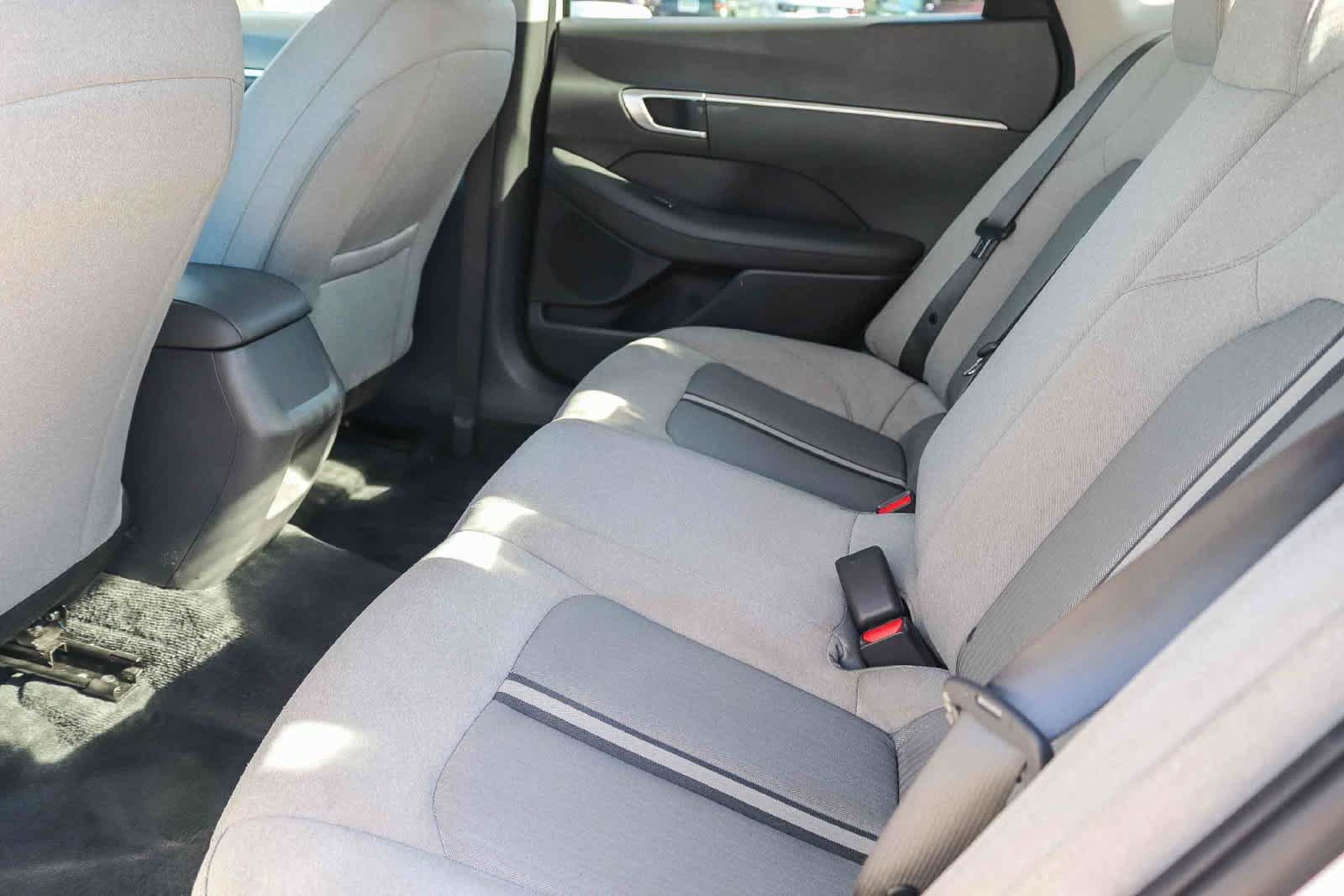 Used 2021 Hyundai Sonata SE w/ Preferred Accessory Package FWD image 17