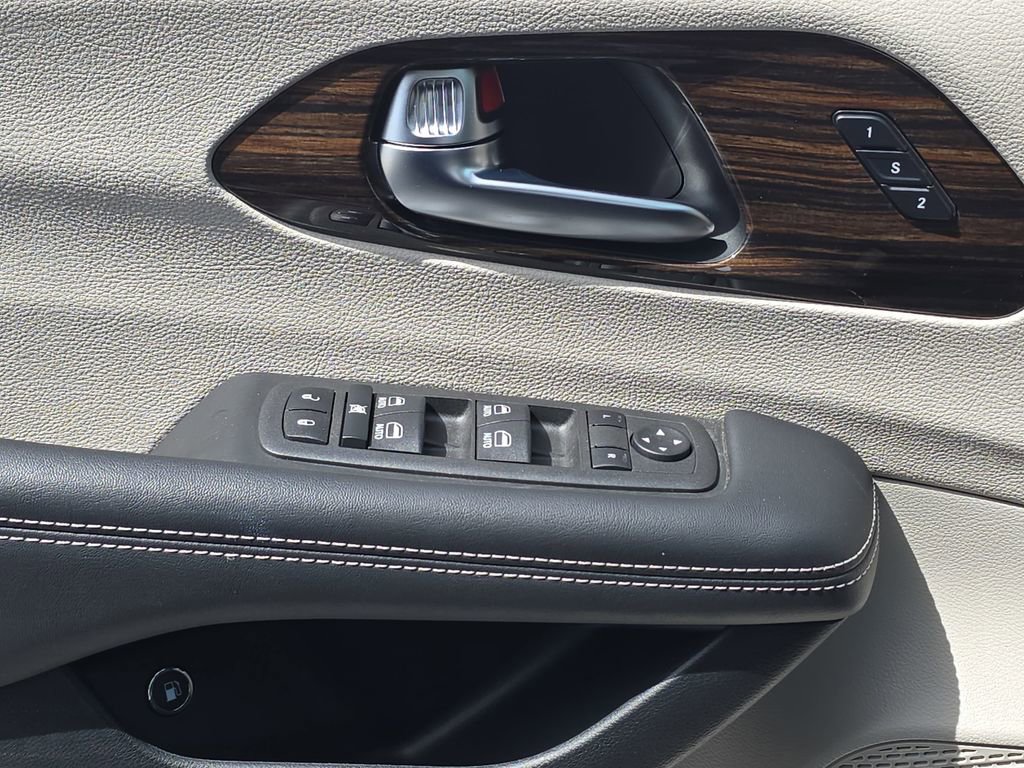 Used 2022 Chrysler Pacifica Limited FWD image 32