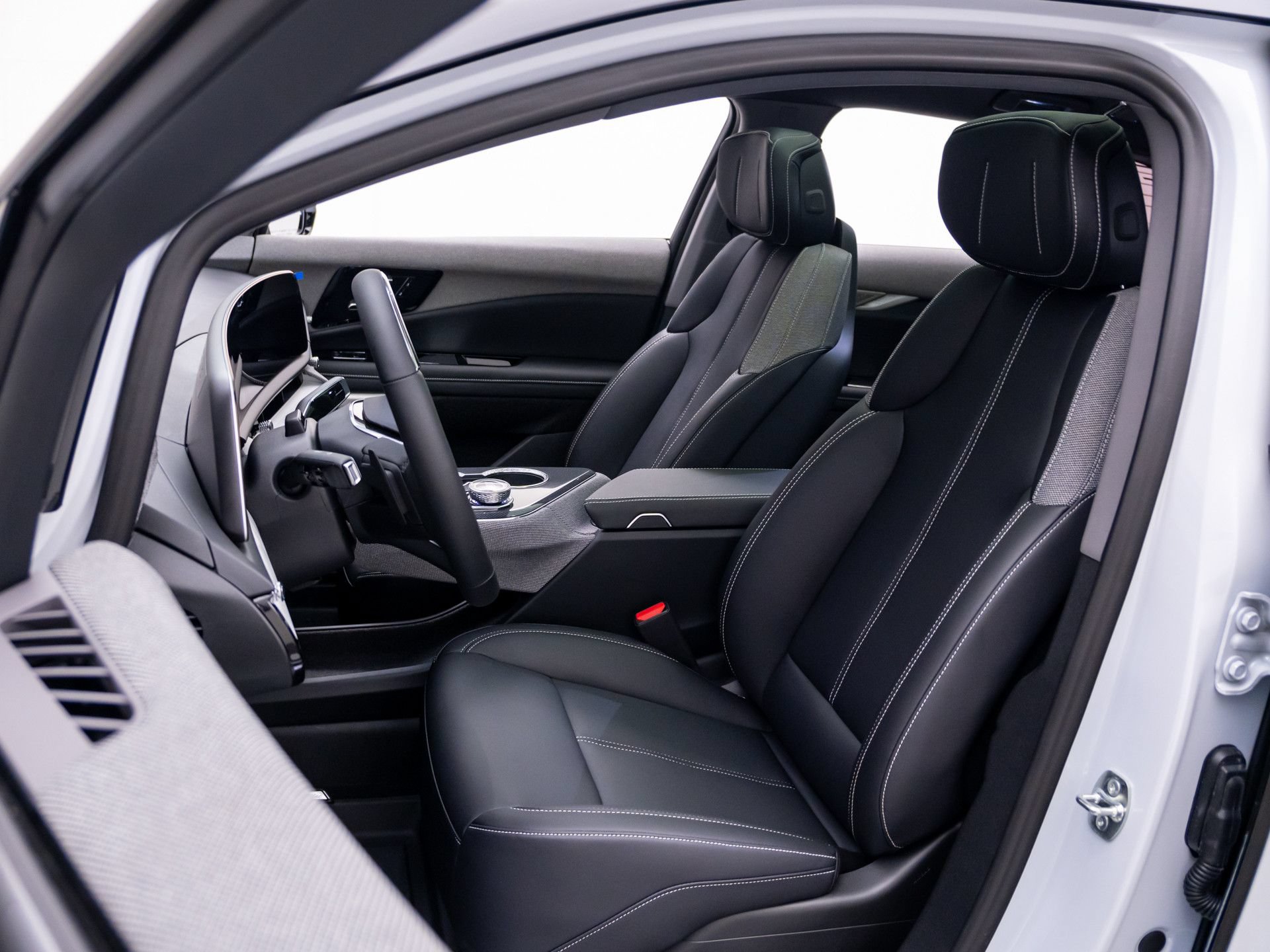 New 2026 Cadillac Optiq Sport 1 w/ LPO, Floor Liner Package AWD/4WD image 16