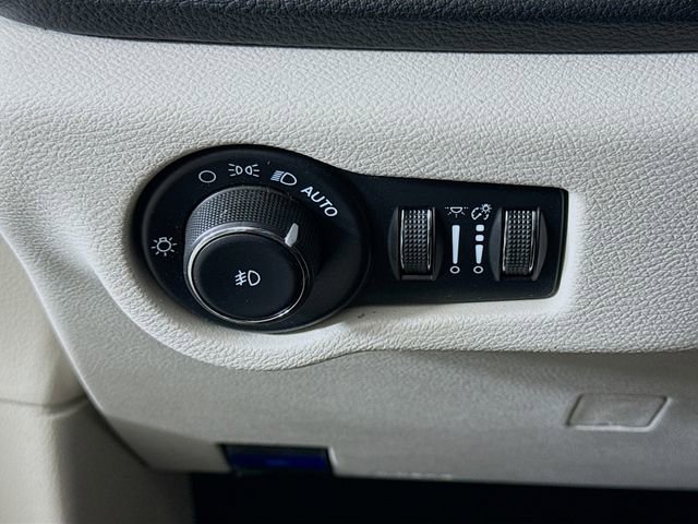 Used 2023 Chrysler Pacifica Touring-L image 10