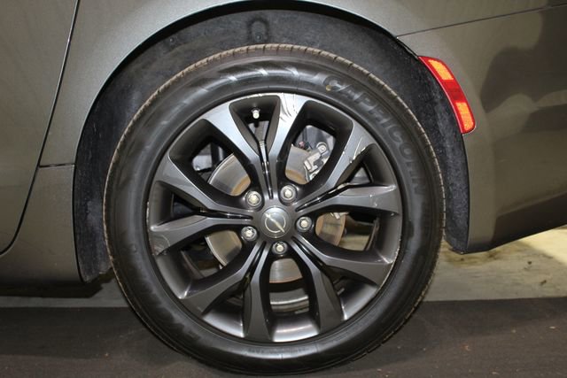 Used 2020 Chrysler Pacifica Touring w/ S Appearance Package image 27
