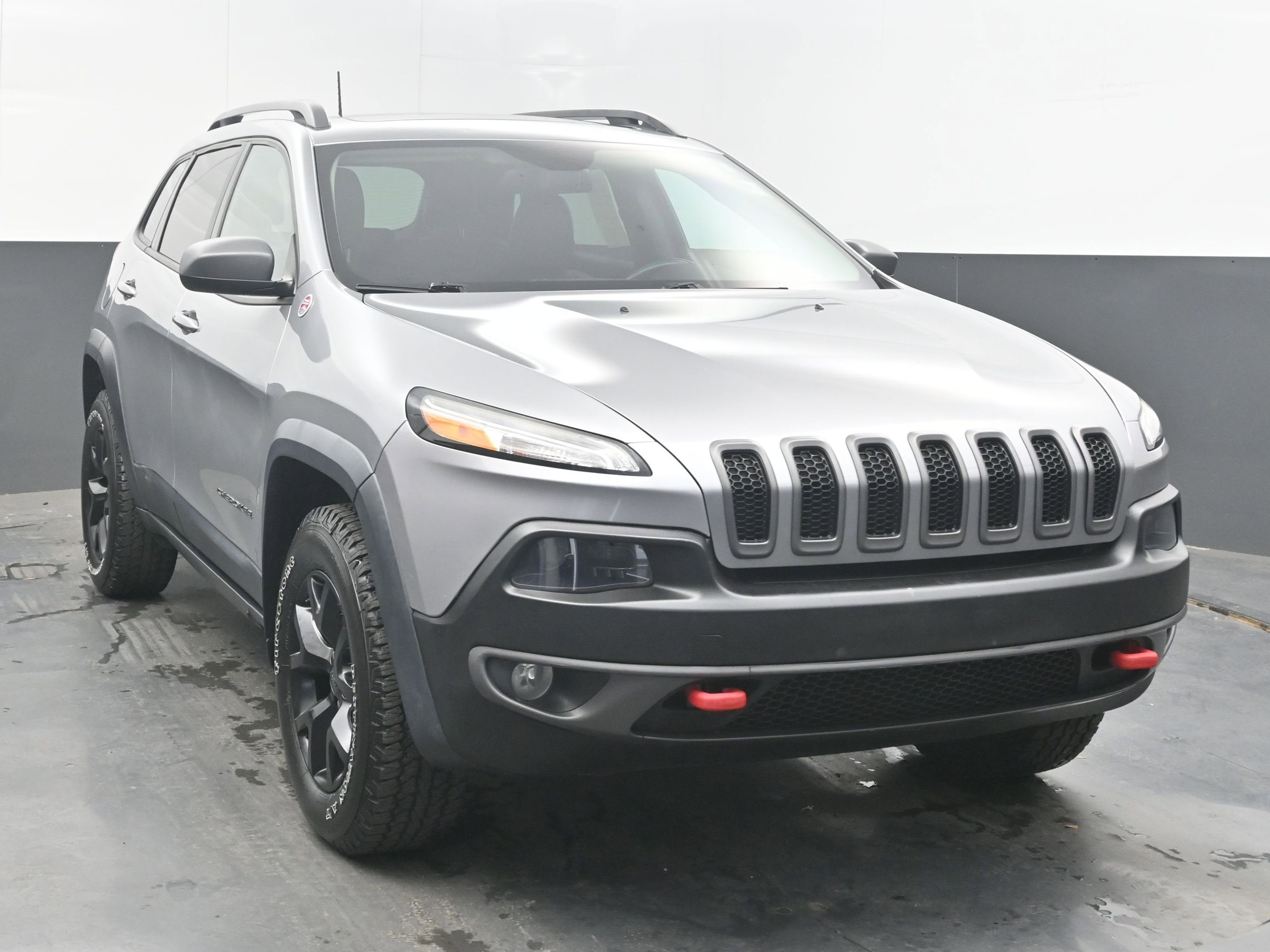 Used 2016 Jeep Cherokee Trailhawk w/ Comfort/Convenience Group AWD/4WD image 2