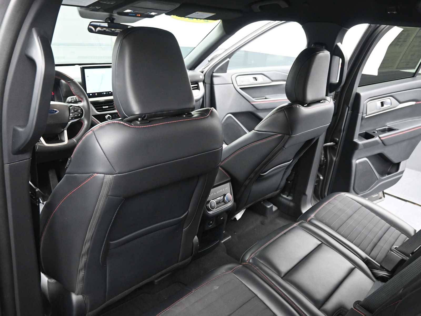 Used 2025 Ford Explorer ST-Line w/ ST-Line Street Pack image 21