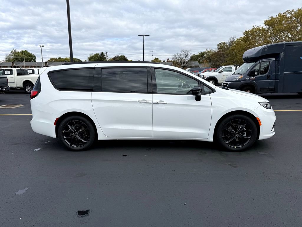 New 2026 Chrysler Pacifica Limited w/ S Appearance Package image 8