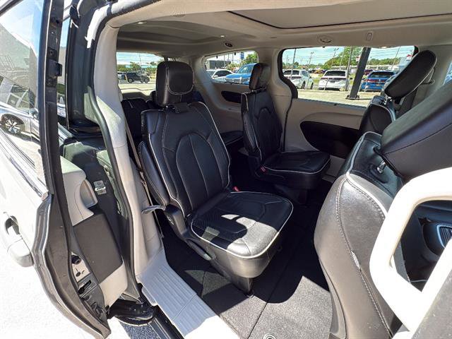 Used 2023 Chrysler Pacifica Limited image 15