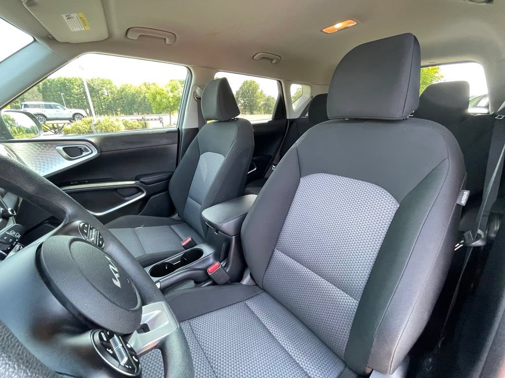 Certified 2025 Kia Soul LX w/ LX Technology Package FWD image 21