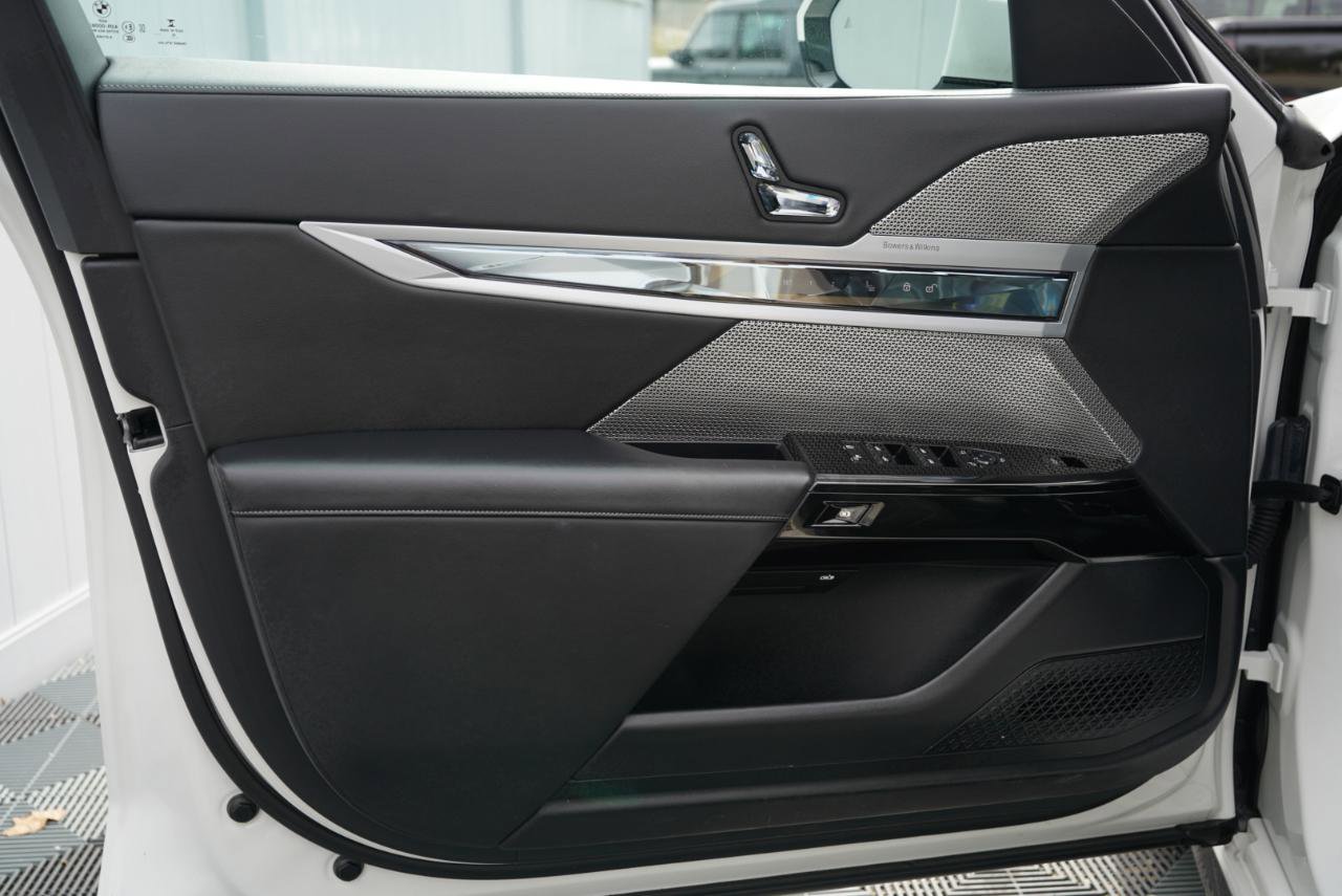 Used 2023 BMW 760i xDrive w/ Executive Package image 16