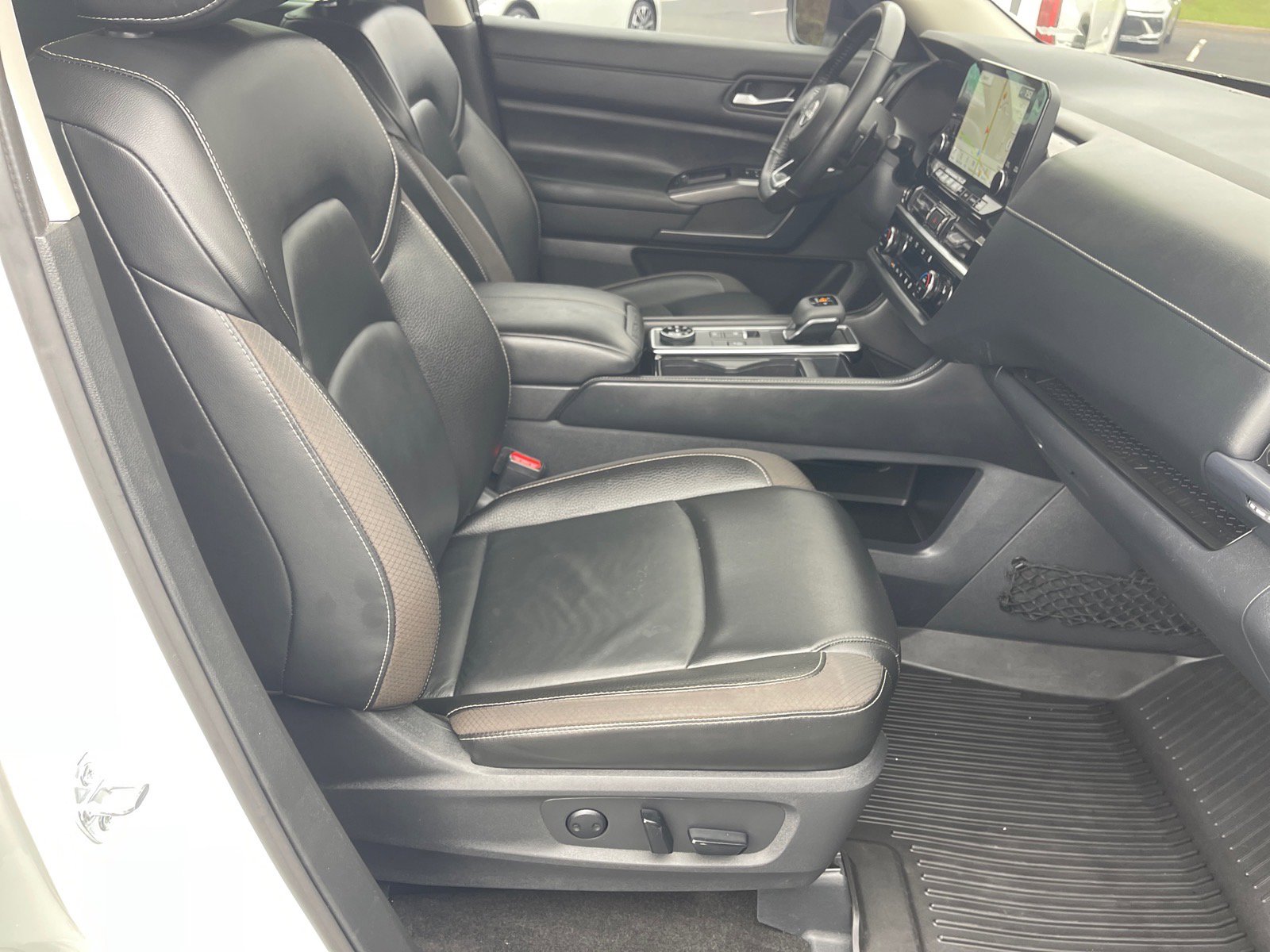 Used 2023 Nissan Pathfinder SL w/ Black Appearance Package image 18