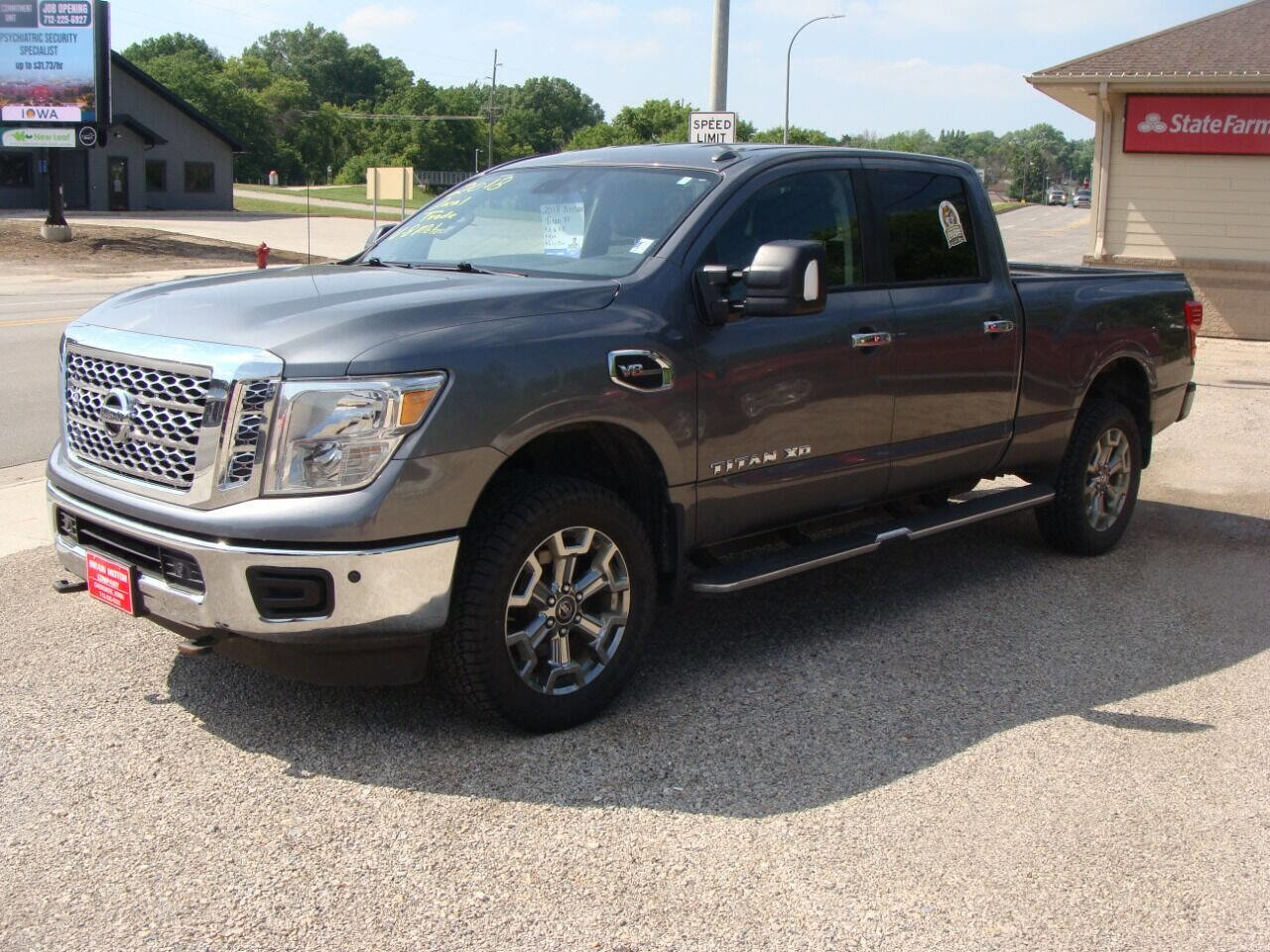 Used 2018 Nissan Titan SV w/ SV Convenience Package image 2