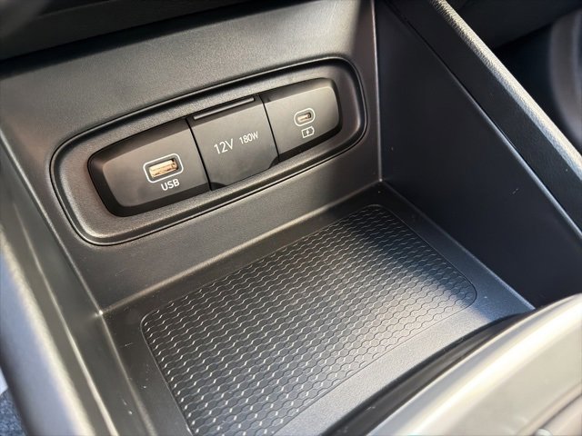 Certified 2025 Hyundai Venue SE image 26