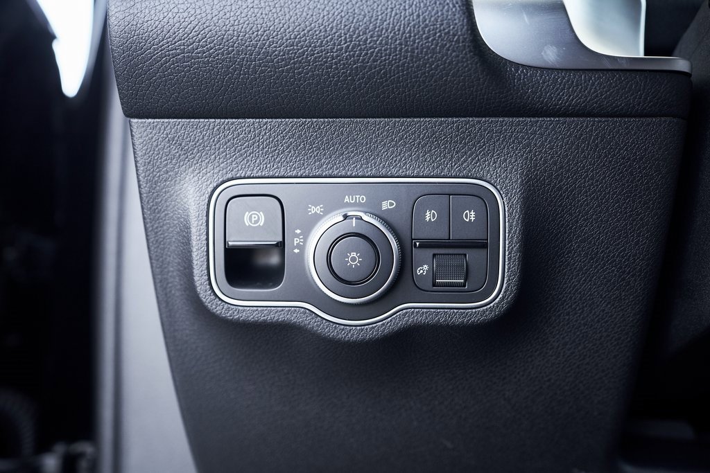 Used 2025 Mercedes-Benz GLB 250 4MATIC w/ Exclusive Package image 36