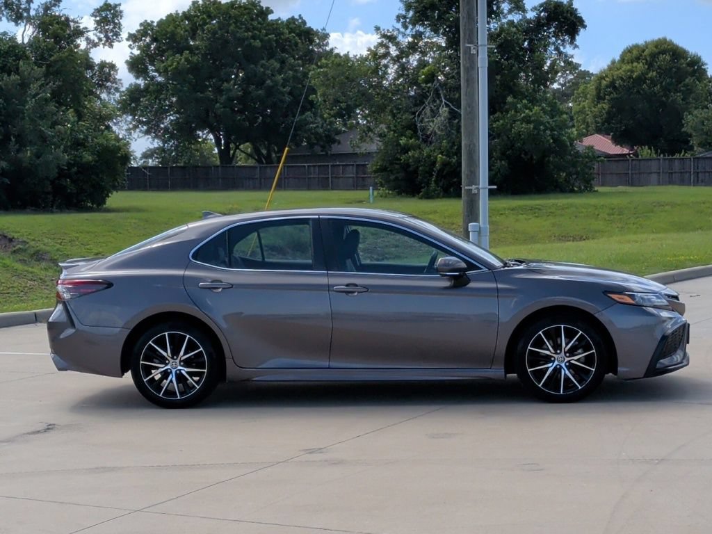 Used 2022 Toyota Camry SE FWD image 9