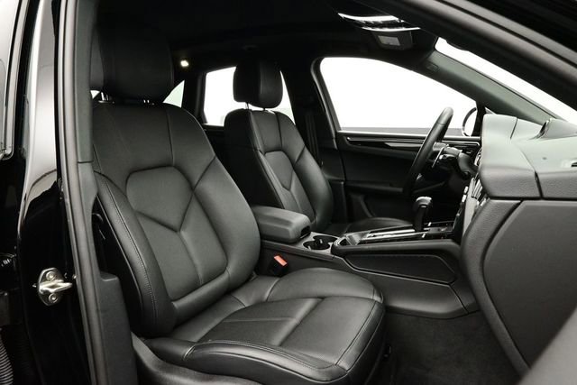Certified 2025 Porsche Macan AWD/4WD image 18