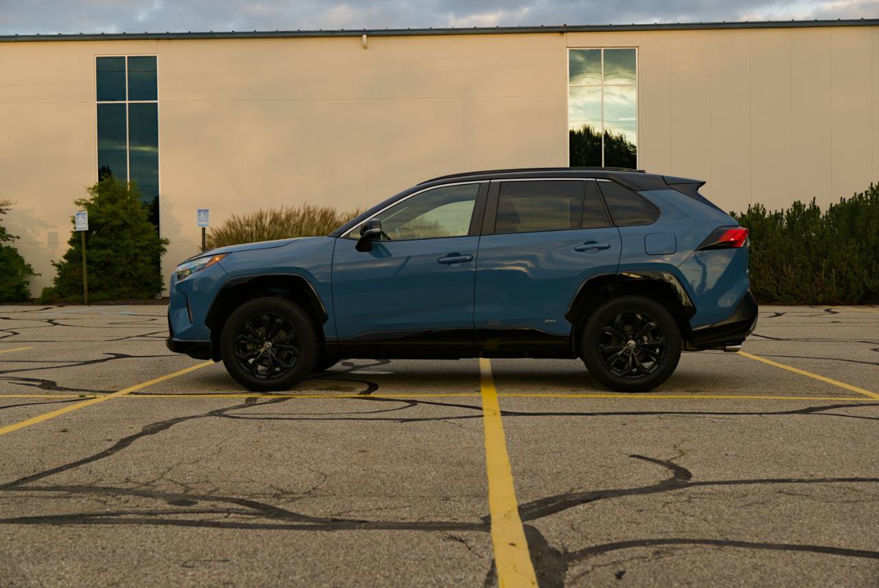 Used 2022 Toyota RAV4 XSE AWD/4WD image 2