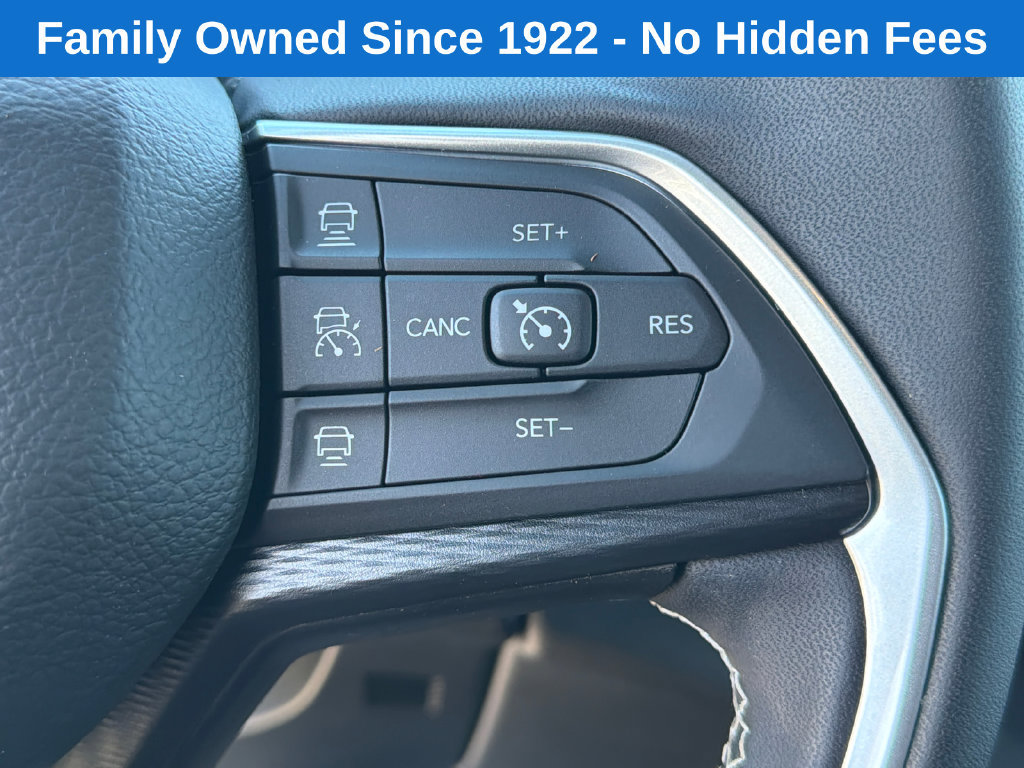 Used 2025 Jeep Grand Cherokee Laredo AWD/4WD image 25