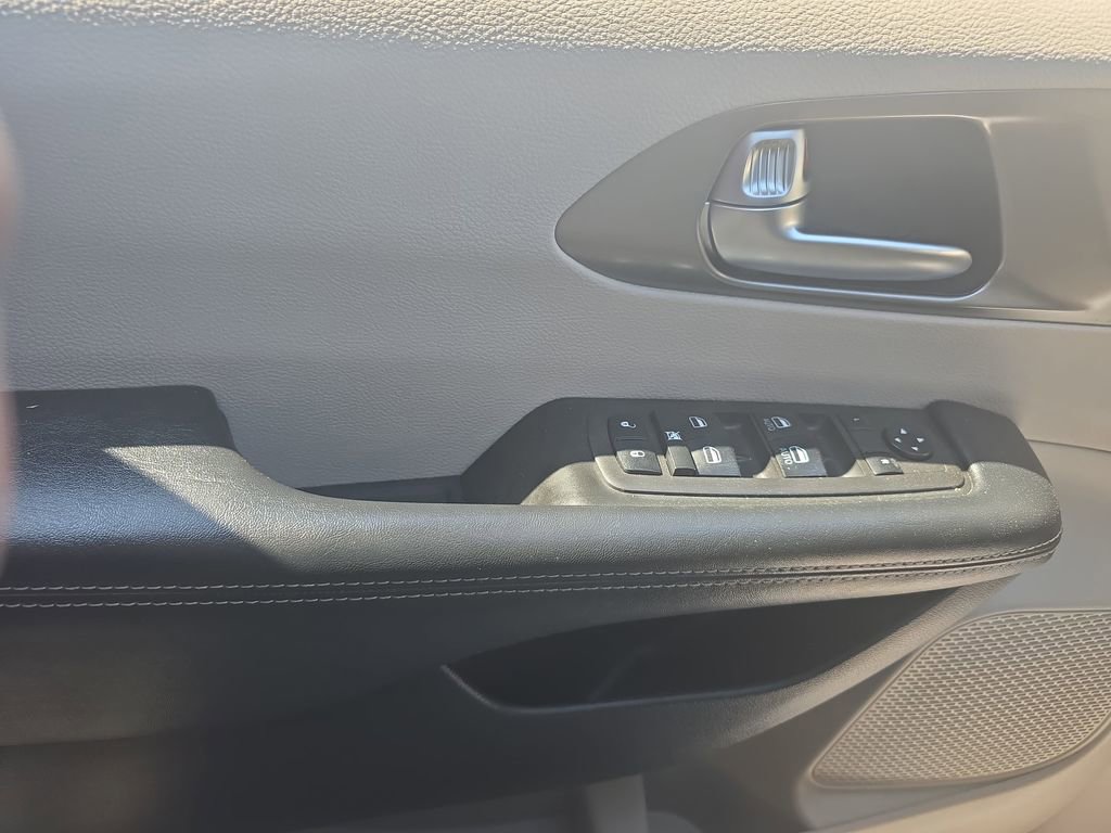 Used 2021 Chrysler Pacifica Touring-L w/ Premium & Safety Sphere Group image 23