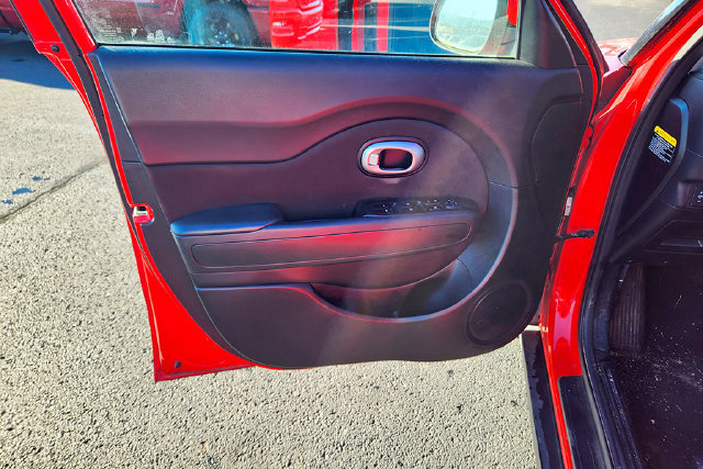 Used 2016 Kia Soul + FWD image 13