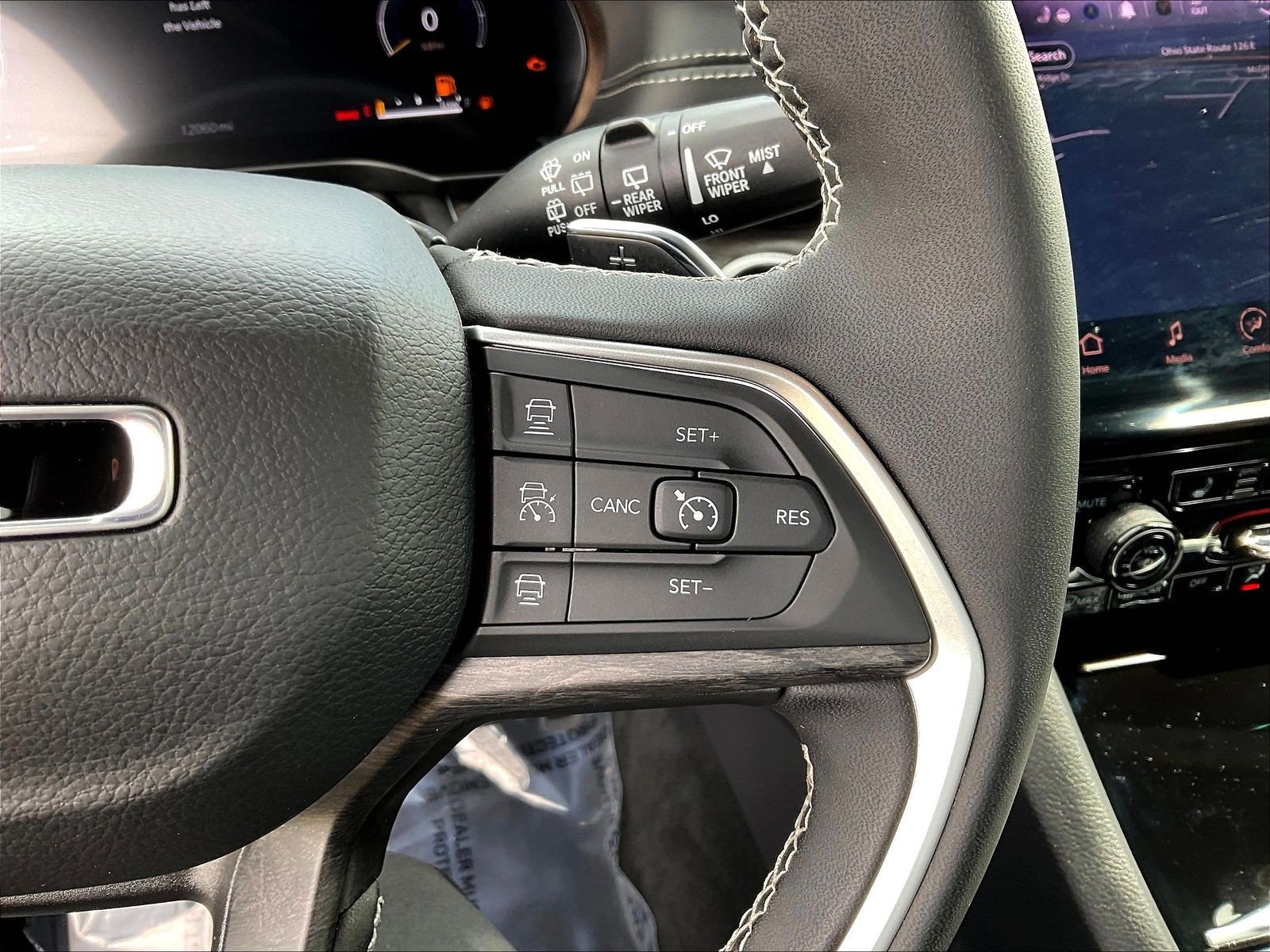 Used 2025 Jeep Grand Cherokee Limited AWD/4WD image 12