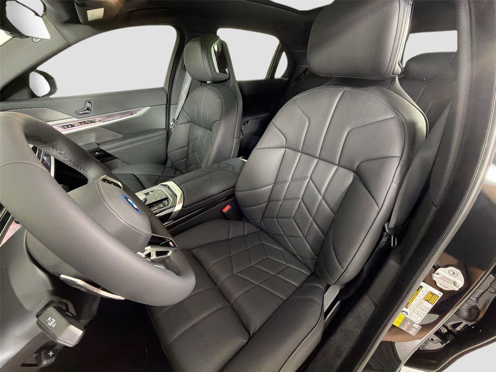 New 2026 BMW i7 xDrive60 w/ Executive Package AWD/4WD image 38