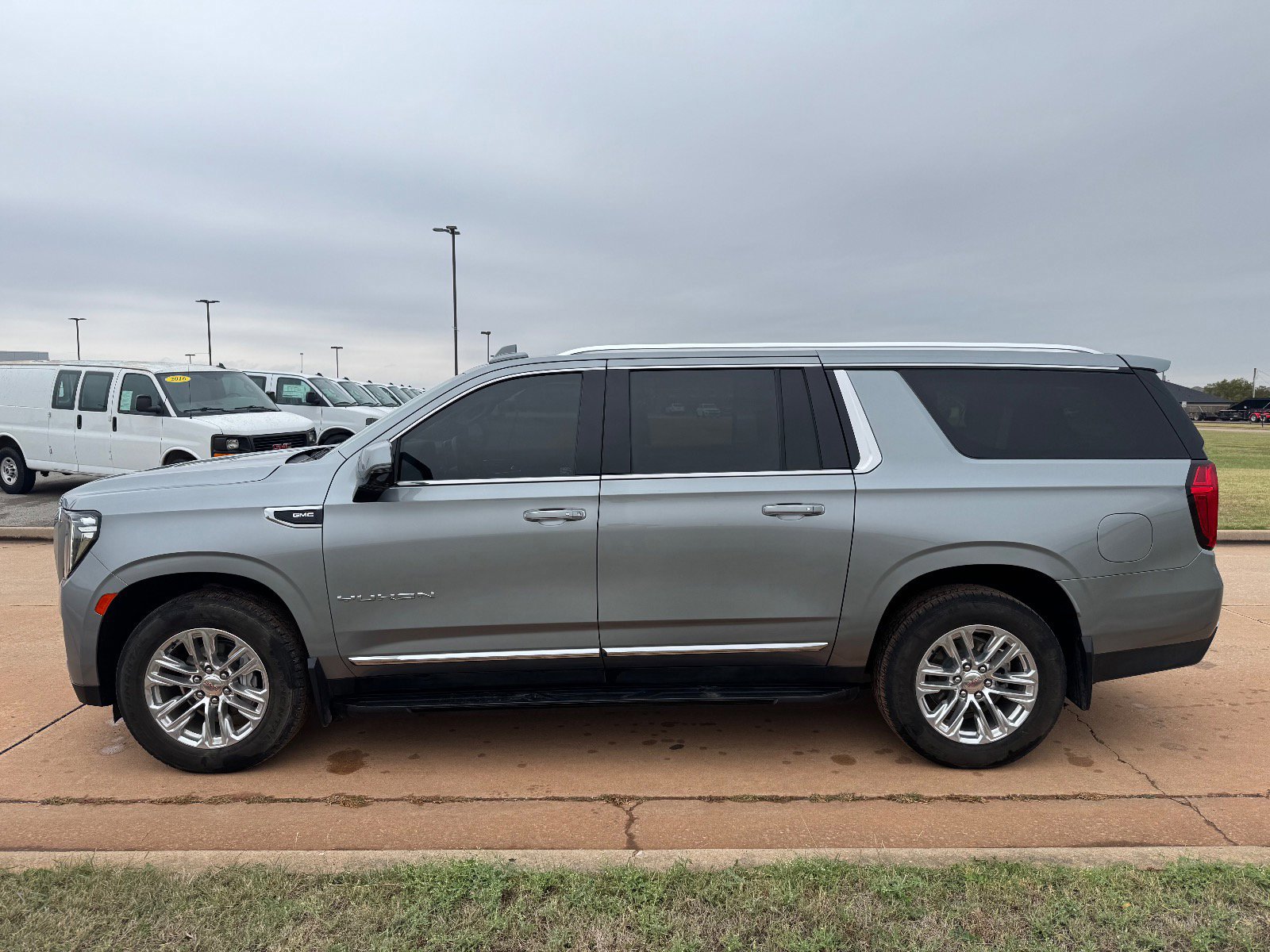 Used 2023 GMC Yukon XL SLT w/ SLT Luxury Package image 6