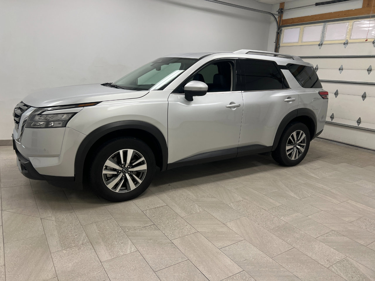 Used 2025 Nissan Pathfinder SL image 2