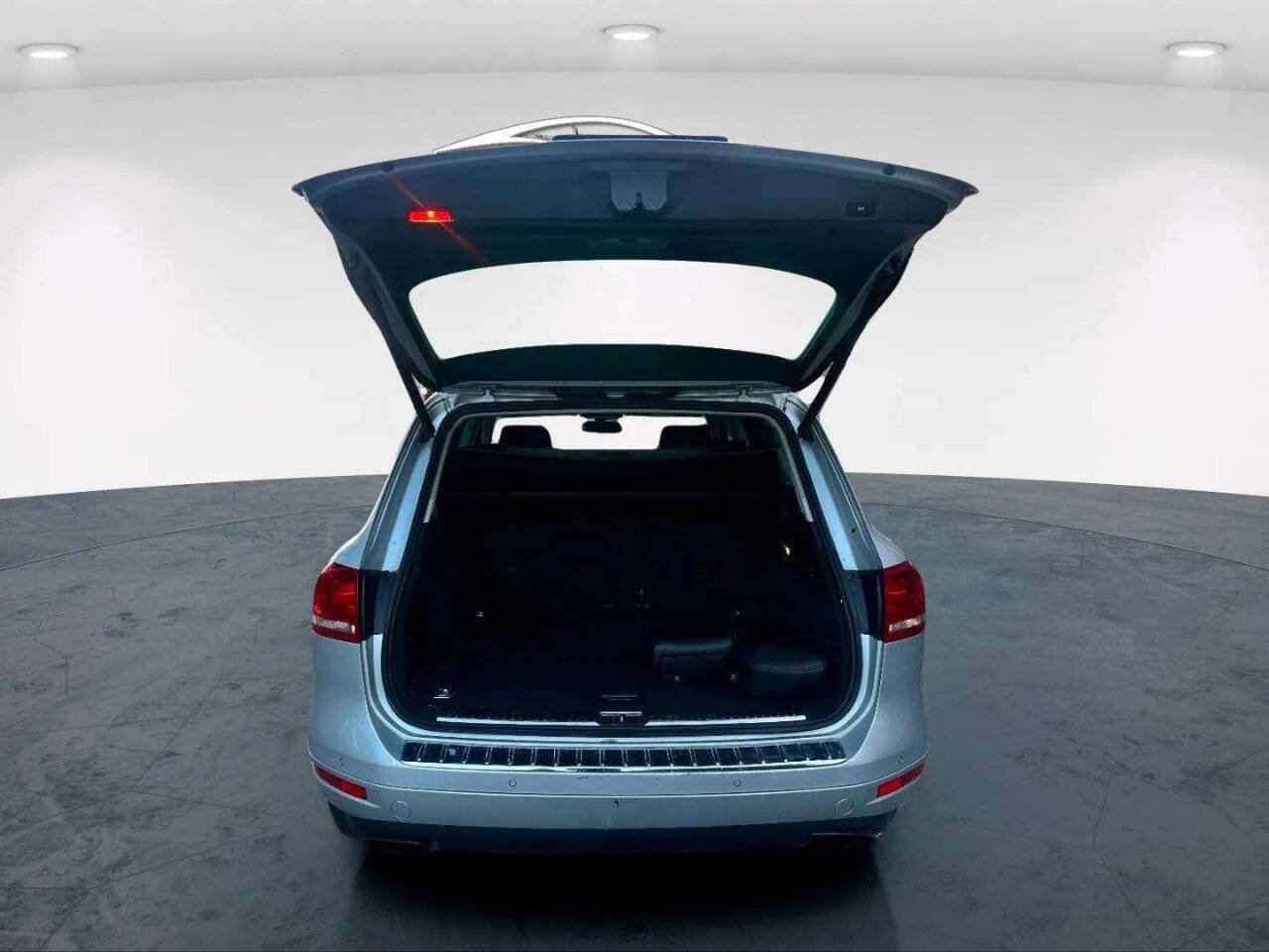 Used 2012 Volkswagen Touareg VR6 image 12