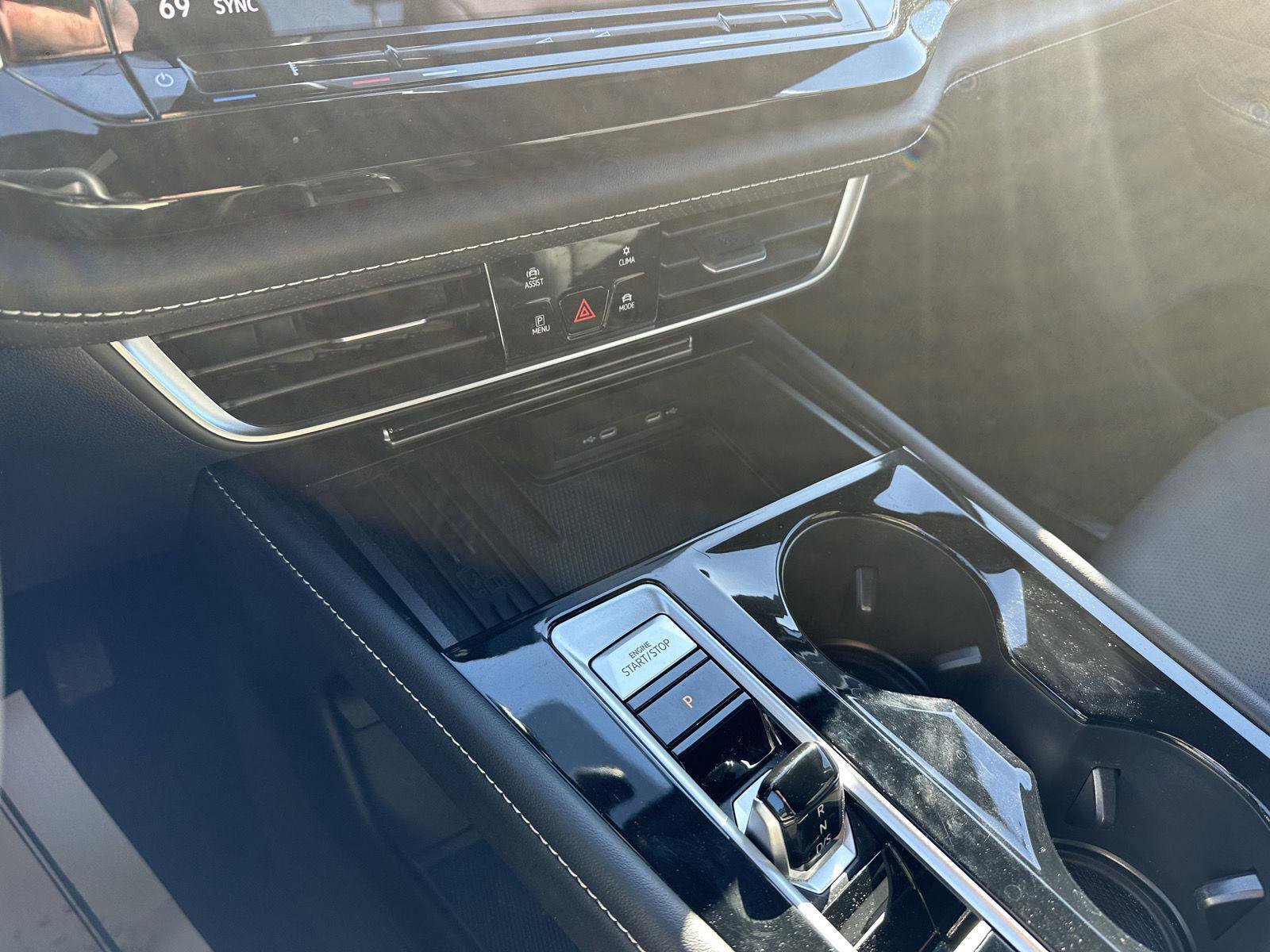 Used 2025 Volkswagen Atlas Cross Sport SE image 34