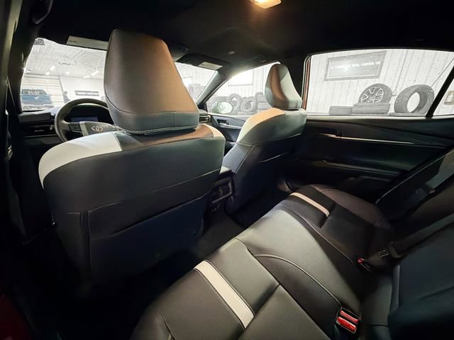 Used 2025 Toyota Camry SE image 9