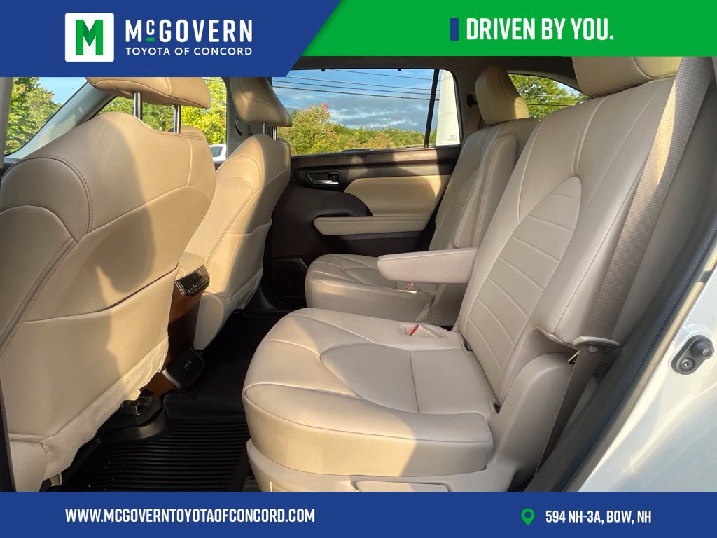 Used 2021 Toyota Highlander XLE AWD/4WD image 16