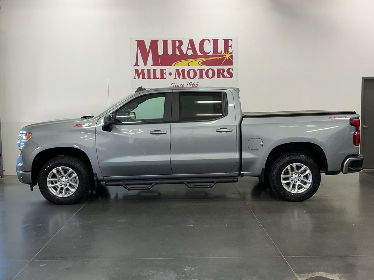 Used 2023 Chevrolet Silverado 1500 RST w/ Z71 Off-Road Package AWD/4WD image 2