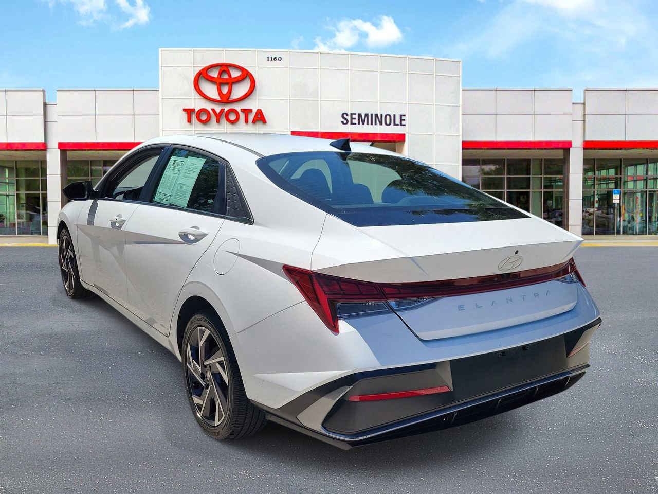 Used 2025 Hyundai Elantra SEL FWD image 4