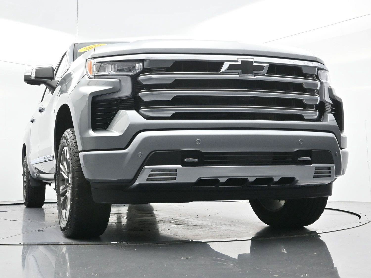 Used 2025 Chevrolet Silverado 1500 High Country w/ Technology Package AWD/4WD image 46