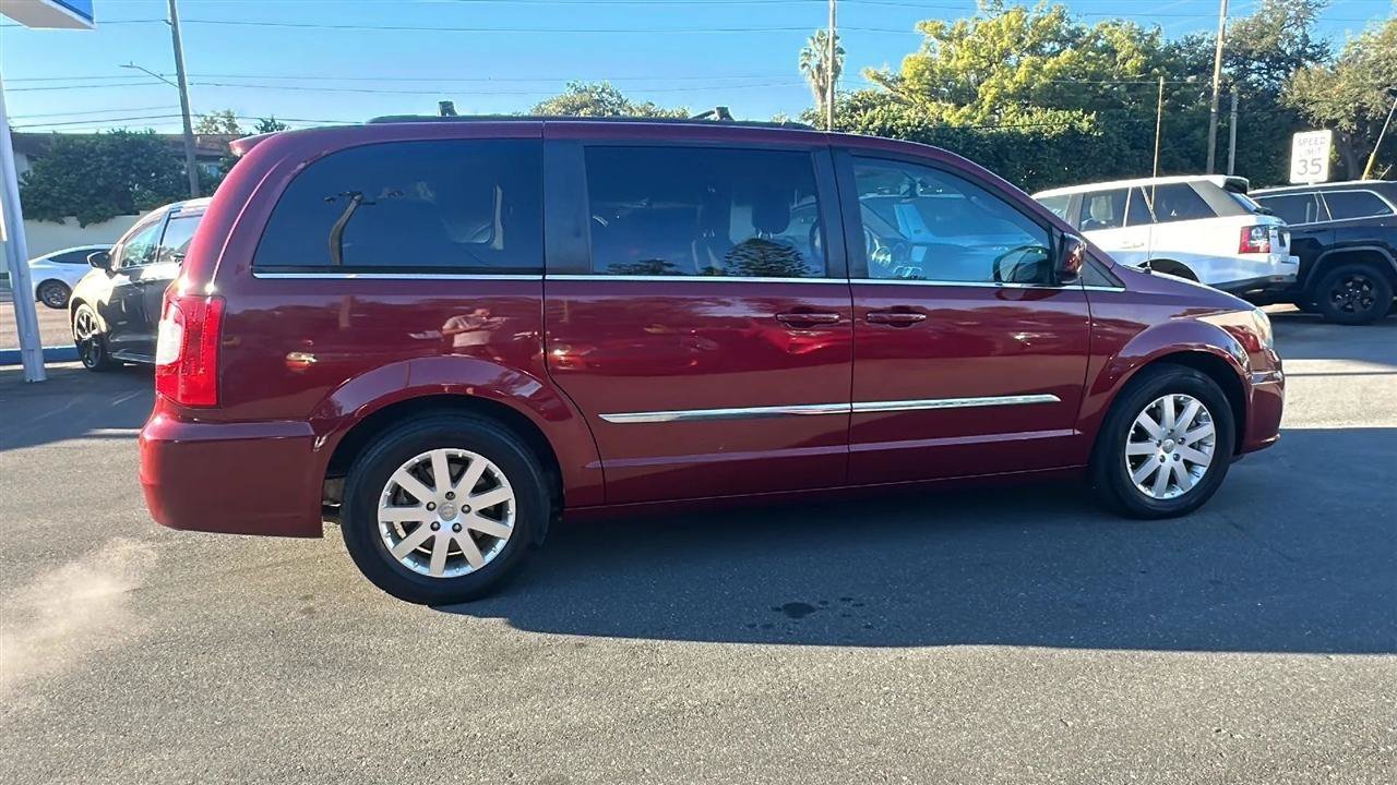 Used 2016 Chrysler Town & Country Touring FWD image 8