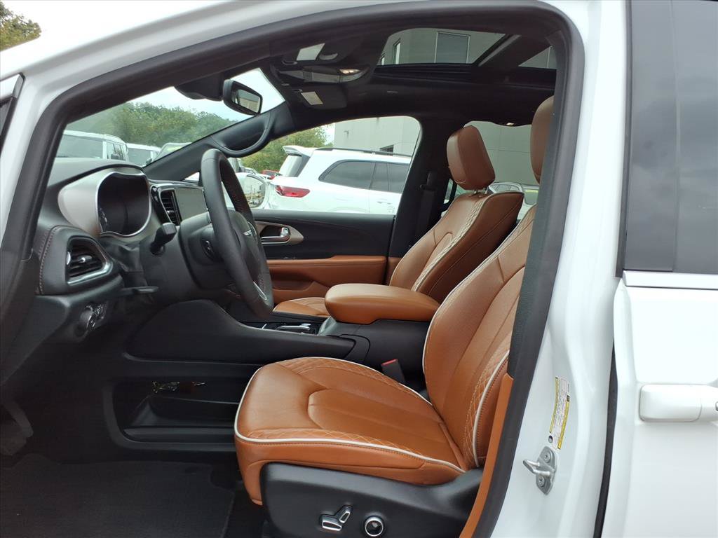 Used 2024 Chrysler Pacifica Pinnacle AWD/4WD image 11