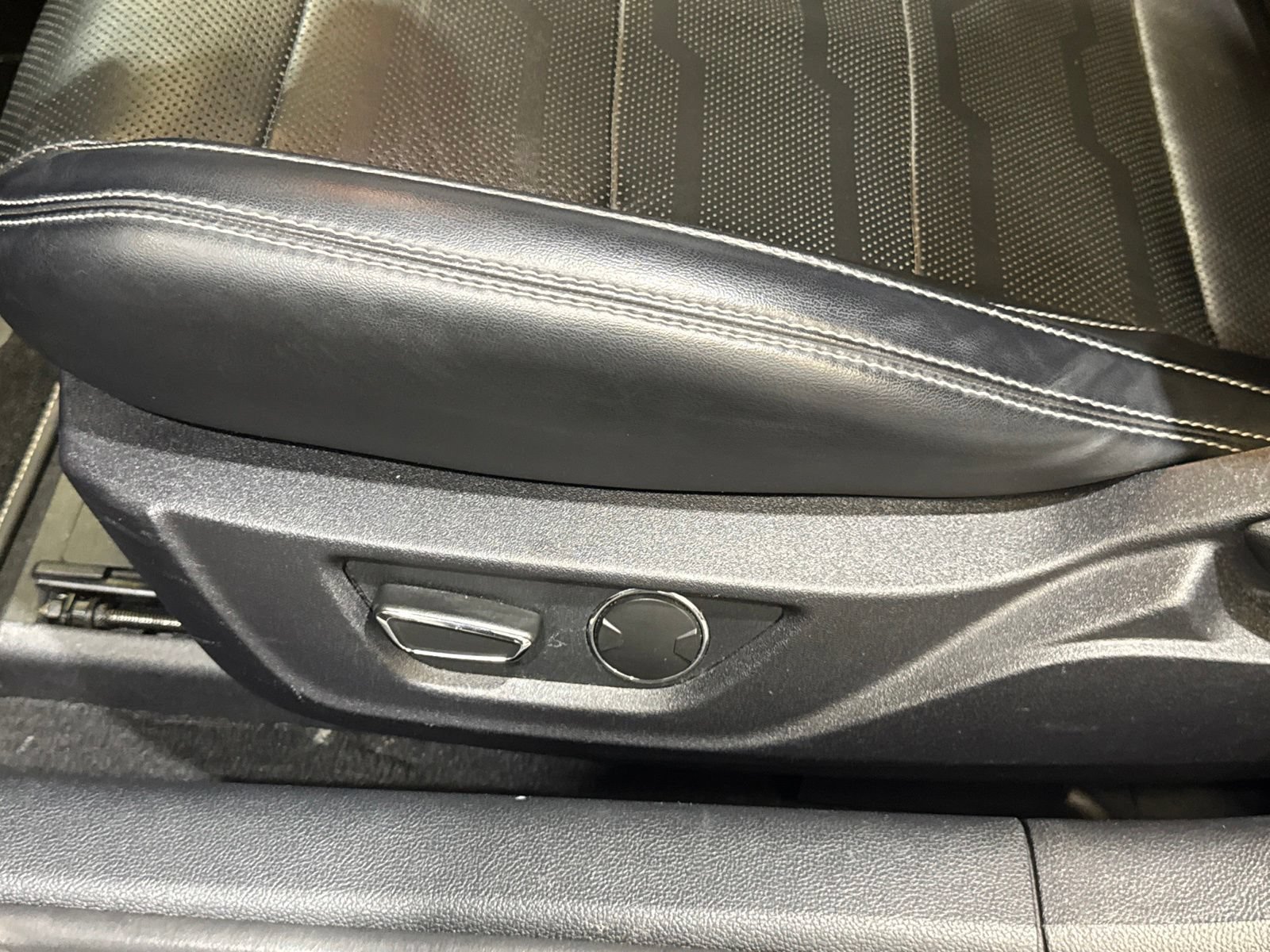 Used 2019 Ford Mustang Premium w/ Equipment Group 201A RWD image 25