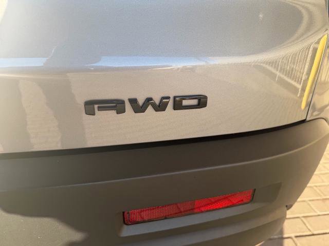 Used 2023 GMC Acadia SLE w/ Driver Convenience Package image 11